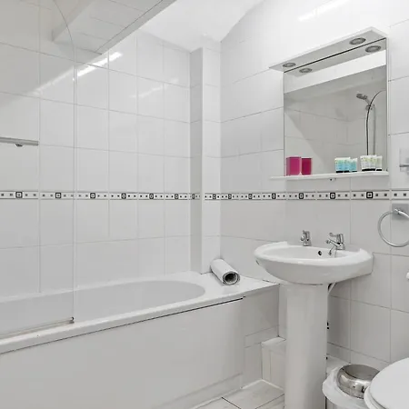 Feriehus Contractor-friendly 3-bed In Prime Location - Pass The Keys *