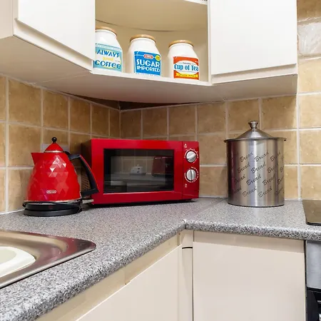 Feriehus Contractor-friendly 3-bed In Prime Location - Pass The Keys *