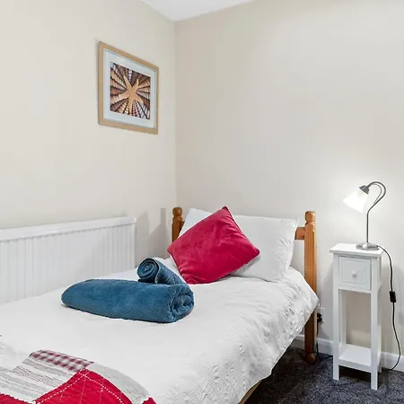 Contractor-friendly 3-bed In Prime Location - Pass The Keys 울버스톤