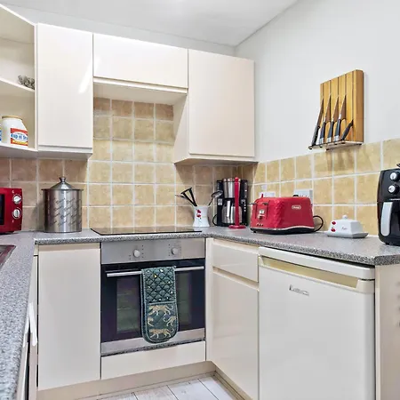 Contractor-friendly 3-bed In Prime Location - Pass The Keys 펜션